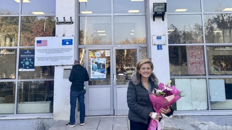 Mimoza Kusari – Lila diagnostikohet me kancer të gjirit, njofton se ka kryer operimin në QKUK