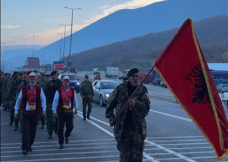 Kosova drejt Shqipërisë, veteranët e UÇK-së kalojnë me ceremoni ushtarake në Morinë