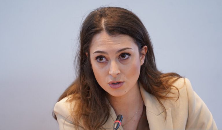 Kica-Xhelili: Sipas VV-së, Albulena Haxhiu duhet votuar se është grua, jo për përgatitjen apo lidershipin