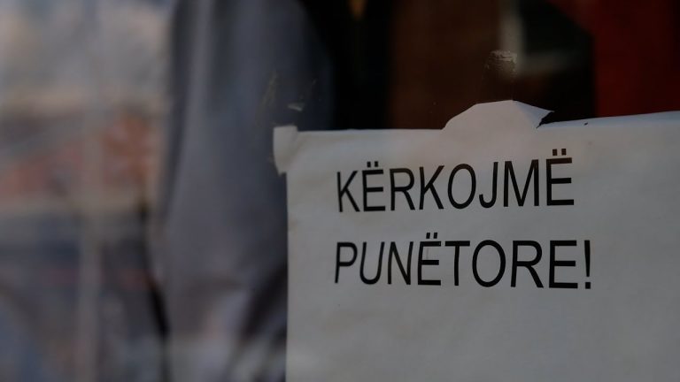 “Kërkojmë punëtorë”, tregu i punës në Kosovë duhet të përmbushë synimet e brezit të ri
