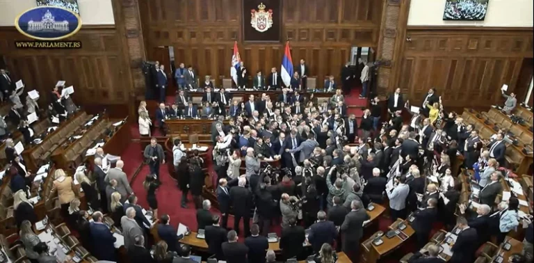 Mediat serbe: Përplasje në Kuvendin e Serbisë mes deputetëve të pozitës dhe opozitës