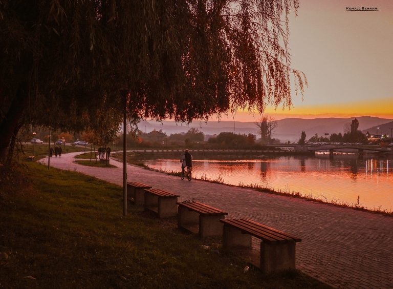 Ulen pak temperaturat, në mbrëmje parashihen rrebeshe shiu