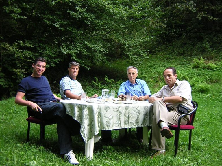 Katër vjet nga arrestimi i ish-krerëve të UÇK-së, deputeti Shala publikon një fotografi të rrallë me ta!