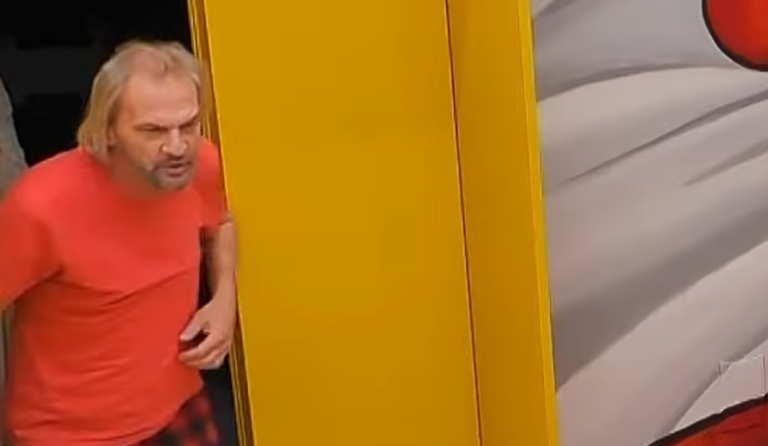 ‘Nonen jau q***a” – Eskalon Xuxi, shan e bërtet pasi banorët ia prishin gjumin