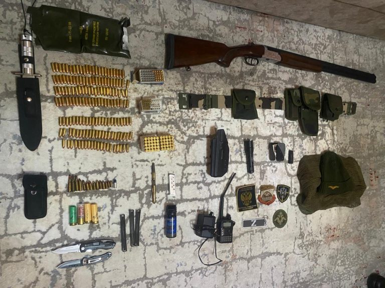 Policia aksion edhe në Mitrovicë të Veriut, shoqërojnë në stacion një person- i gjejnë armë, emblema e maska