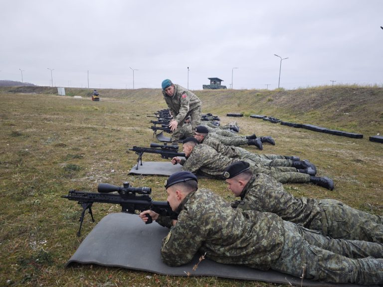 Ekipet turke trajnojnë pjesëtarët e FSK-së për përdorim të armëve automatike dhe snajperë