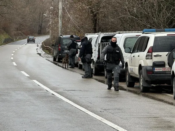Policia kryen bastisje në dy lokacione në Zubin Potok, konfiskohen pajisje ushtarake