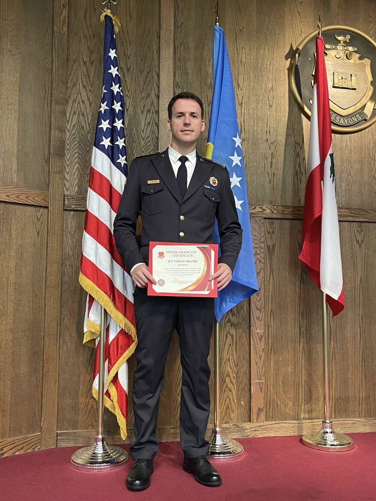 Oficeri i FSK-së merr çmimin Honor Graduate në SHBA