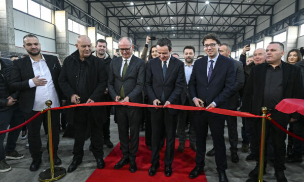 Hapet një fabrikë e re e prodhimit të tubave metalike në Ferizaj, Kurti e pret shiritin bashkë me kryetarin Agim Aliu