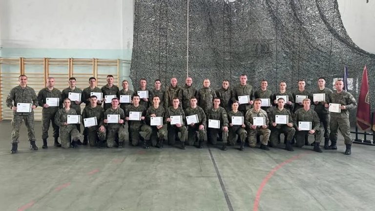 Usharakët e FSK-së kryejnë kursin e liderit luf’tarak dhe të fitnesit fizik, 62 të certifikuar