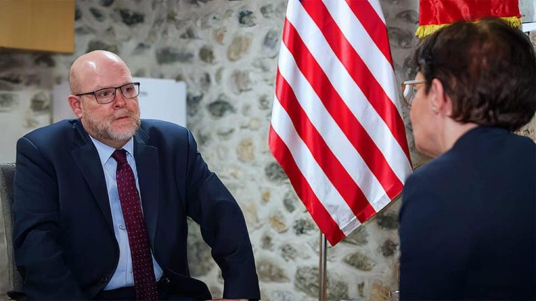 Ambasadori amerikan në lot pas takimit me Donika Gërvallën: Një emocion i thellë për Jusufin dhe Bardhoshin