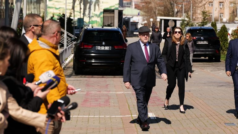 Hovenier: Ka aktorë të huaj që duan ta minojnë demokracinë e Kosovës duke shfrytëzuar përçarjet etnike