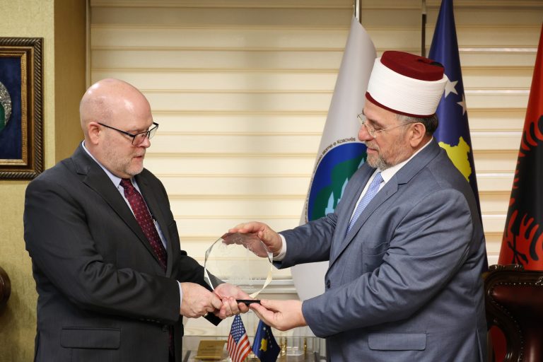 Tërnava pret në takim lamtumirës Hovenierin, ia jep një dhuratë me motive fetare
