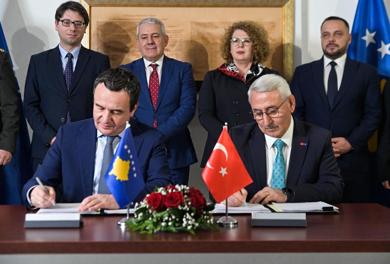 Fabrika e municioneve, Kurti nënshkruan kontratën me prodhuesin shtetëror turk: Do të funksionojë si ndërmarrje publike