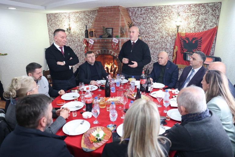 Hoxha dhe Prifti e festojnë bashkë Krishtlindjen tek Pal Lekaj