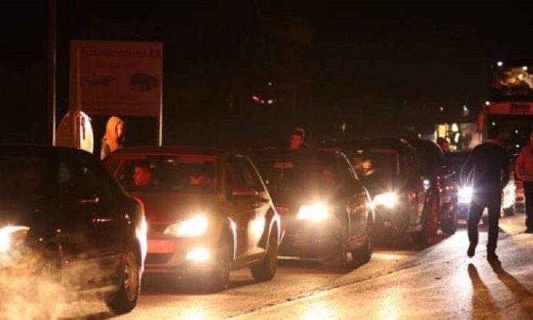 Kolona të gjata në pikat kufitare – Qytetarët po përballen me pritje deri në 5 orë