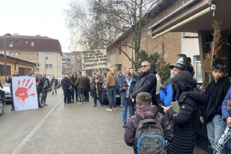 Serbët e veriut të Mitrovicës në mbështetje të protestës në Serbi