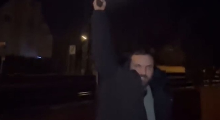 Simpatizanti nga Gjermania gjuan me dy armë për “respekt ndaj Albin Kurtit”