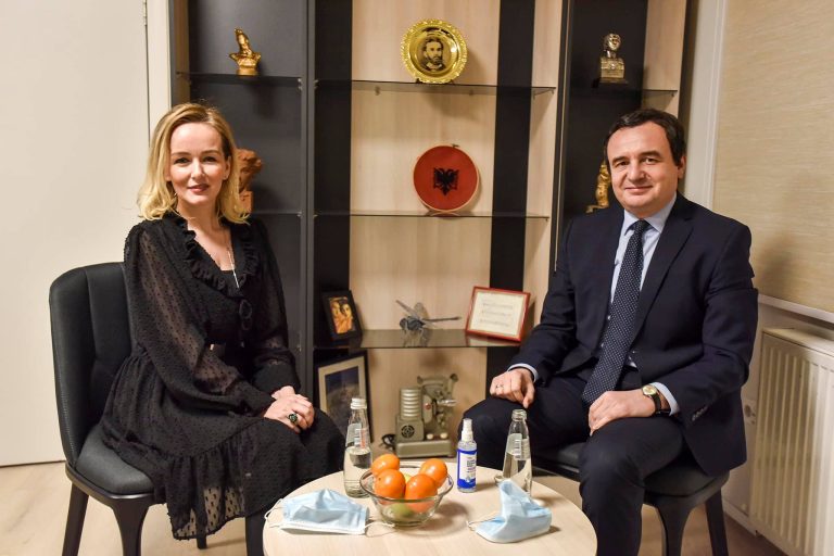 “Klloshar”, “Thithës”, “Matuf plak”: Eskalon krejt Adriana Matoshi në komente në Facebook