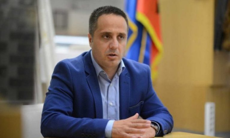 Shpërndau kartela për punësime në KEK, Selmanaj: Veprimi i Kurtit është uzurpim i pastër i pushtetit