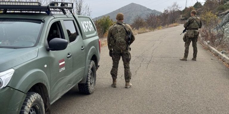 KFOR-i: Jemi duke patrulluar me Policinë e Kosovës për të ruajtur infrastrukturën kritike në veri