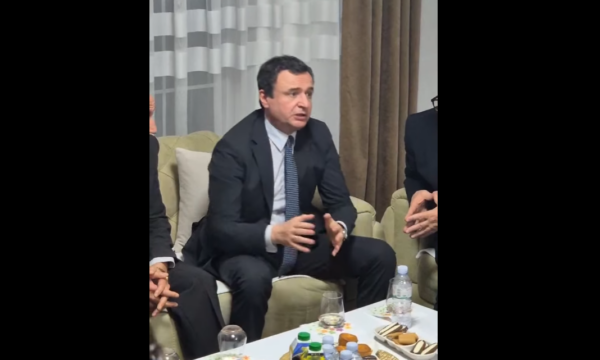 Kurti çelet në Kaçanik, druan që s’fiton vota për  të qeverisur vetë, disa burrave iu flet kundër analistëve