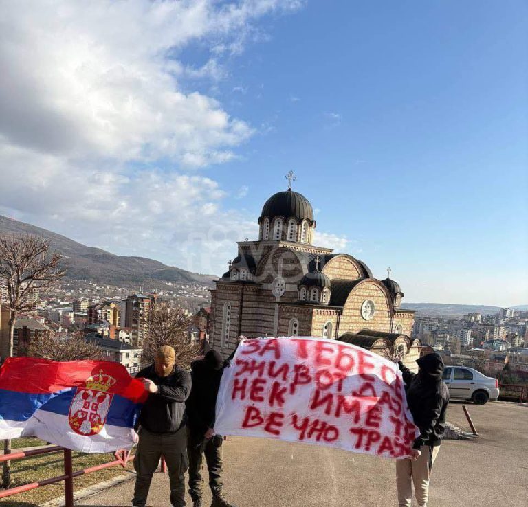 Persona të maskuar në Zveçan provokojnë me një pankartë dhe flamurin e Serbisë në duar