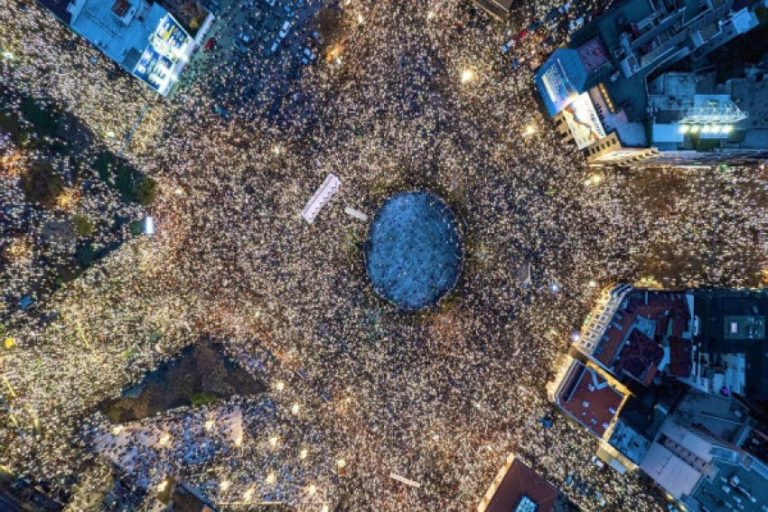 Kërkohet që të shmanget kalimi në Jarinjë shkaku i protestave në Serbi, rekomandohet përdorimi i pikave tjera kufitare