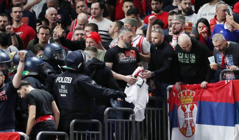 Policët gjermanë tregohen heronj, largojnë banerat e tifozëve serbë që paraqisnin Kosovën si pjesë të Serbisë