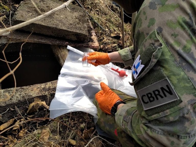 Ushtarët finlandez testojnë ujin në Manastirin e Bërnjakut