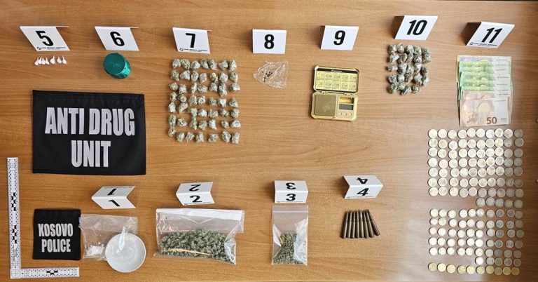 Policia me aksion në Mitrovicë, sekuestrohen 75 qese marihuanë, para e fishekë armësh