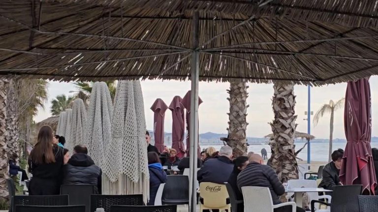 Kosovarët ia mësyjnë Durrësit për pavarësi, fundjavë e ngarkuar për hotelet