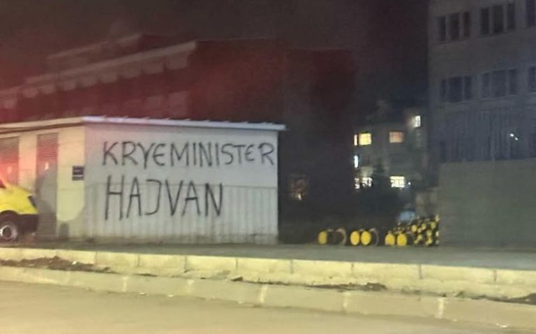 “Kryeministër hajvan”: Kurtit i kthehet ‘boomerang’ fjala që e përdori për të sulmuar opozitën