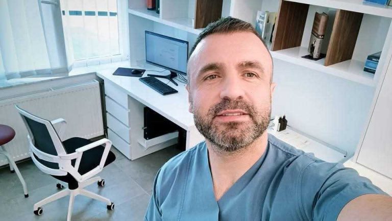 Mjeku nga Suhareka me dedikim prekës për kolegun që i vdiq në aksident: Lamtumirë, shoku i fëmijërisë!