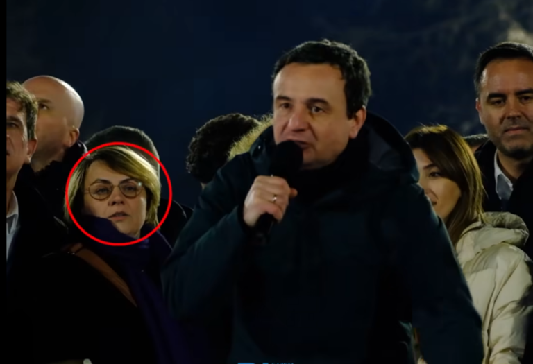 Kurti fliste, Dejona pëshpëriste pas tij- a ia shkroi ajo fjalimin e mbrëmshëm me sulme e ofendime?