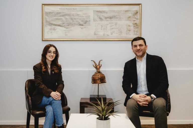 Sala Jashari takohet me Memli Krasniqin pasi u zgjodh deputete: Puna jonë është e pandalshme