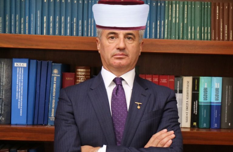 Avokati Koci e “bën” hoxhën, jep disa këshilla për agjëruesit: Me flejt gjithë ditën, Zoti nuk ta bën hallall agjërimin