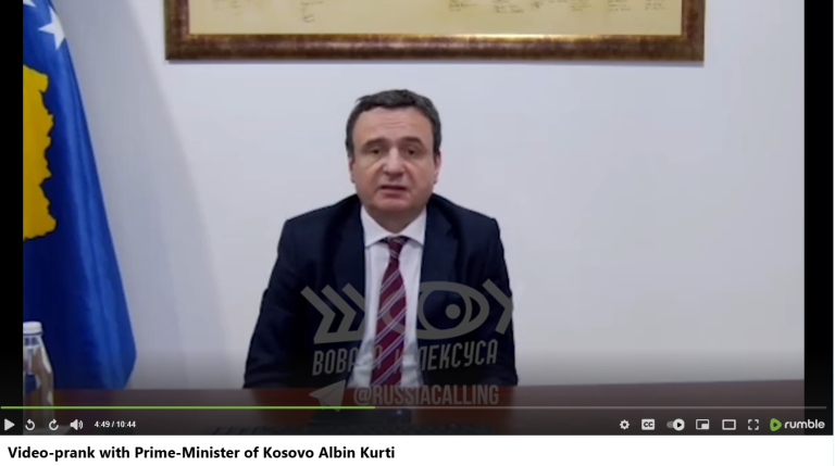 Kurti bie pre e prank-ut të dy rusëve, han foren se po flet me presidentin e Letonisë