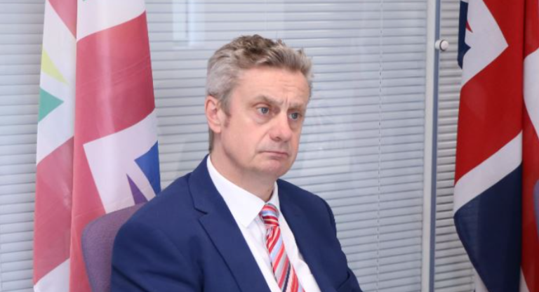 Ambasadori britanik paralajmëron: S’është koha për një vend si Kosova të jetë pa qeveri në këtë periudhë të vështirë