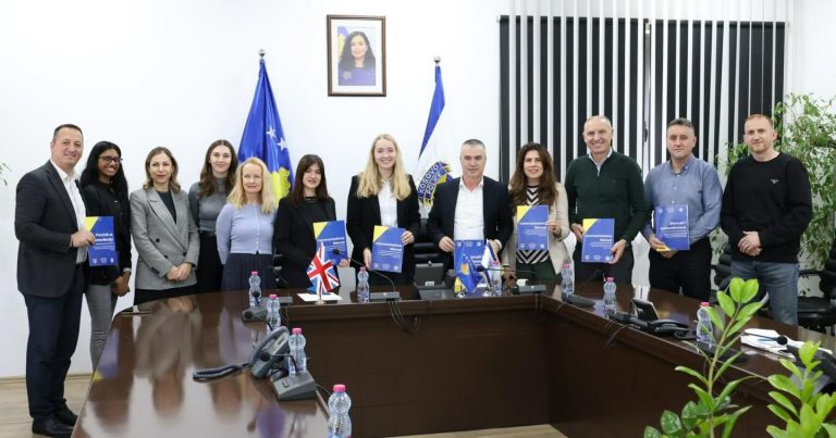 Policia e Kosovës pranon pajisje elektronike nga qeveria britanike