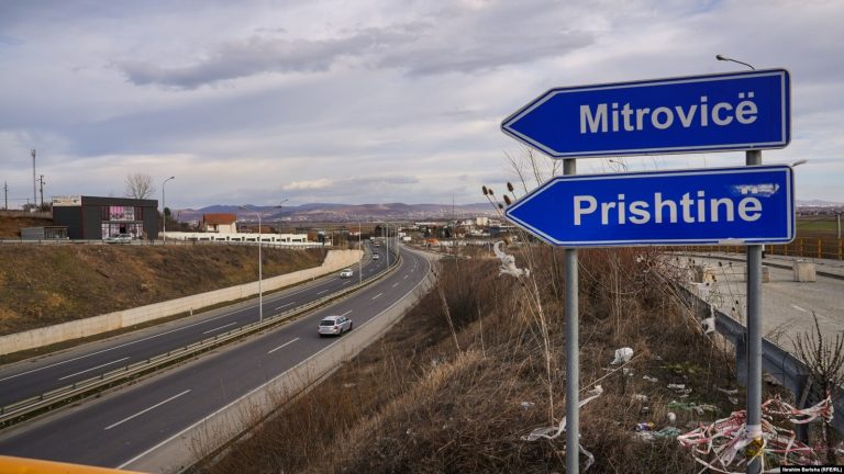 Aksident në rrugën Mitrovicë-Prishtinë, pesë persona të lënduar