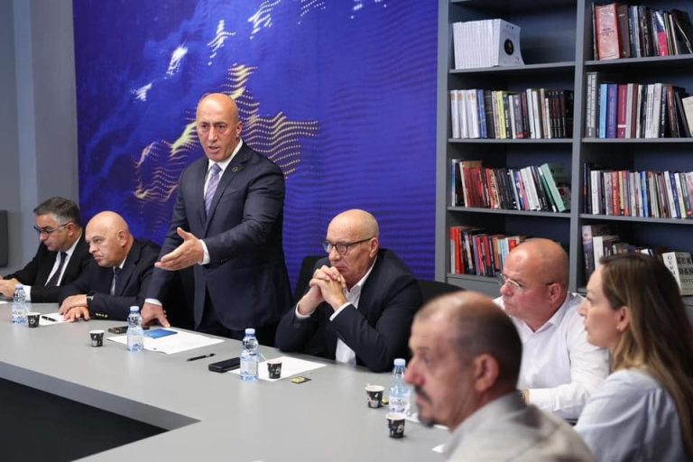 Nga AAK-ja thonë se posti i kryeministrit i takon PDK-së, partitë e tjera të mos ngulin këmbë