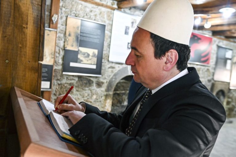Kurti viziton kullën e Isa Boletinit, zyra e tij ia publikon një foto me plis në kokë