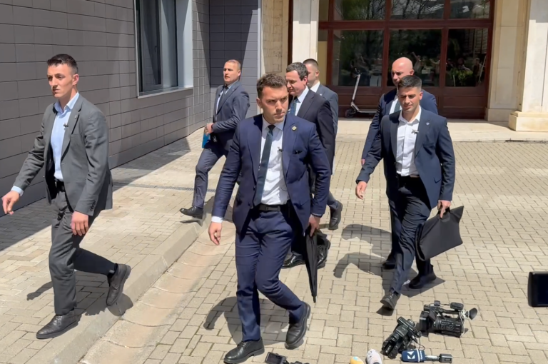 Kurti bojkotohet nga gazetarët, i lëshojnë mikrofonat e kamerat në tokë