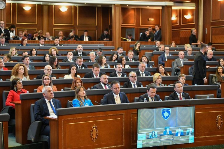 Ndërprerja e seancës konstituive, Kuvendi del me njoftim
