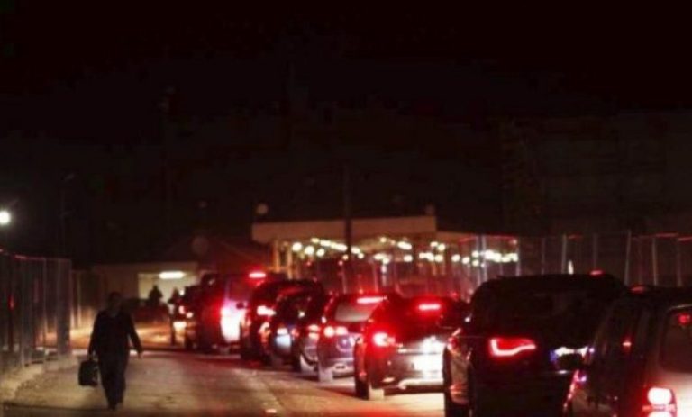 Pritje të gjata në kufi: Mërgimtarët presin deri në 1 orë për të dalë nga Kosova