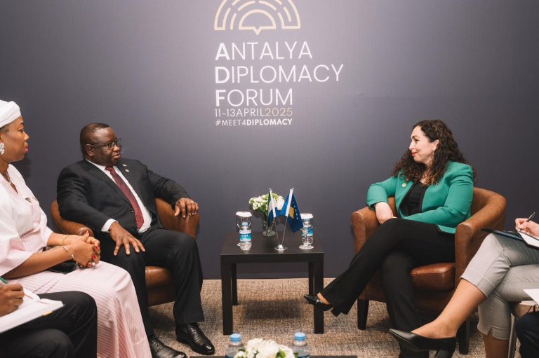 Presidenti i Sierra Leones demanton Serbinë për “ç’njohje”, thotë se do të forcojnë lidhjet me Kosovën
