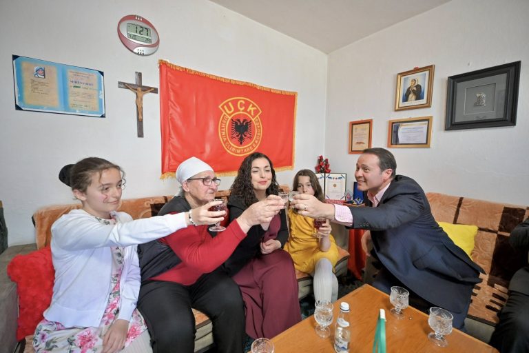 Osmani viziton Nënën Stanë Gashi për Pashkët: Tre djem dhe vajza e saj iu bashkuan UÇK-së
