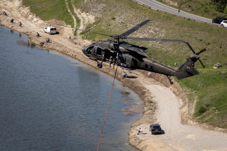 KFOR-i trajnon ushtarët amerikanë për ndërhyrje ajrore kundër zjarreve