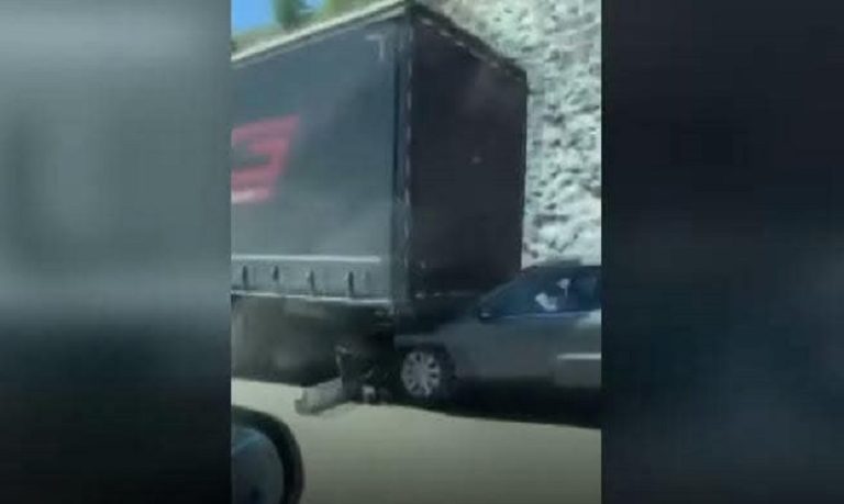 E rëndë: Humb jetën 33-vjeçarja në aksidentin mes veturës dhe kamionit në autostradë